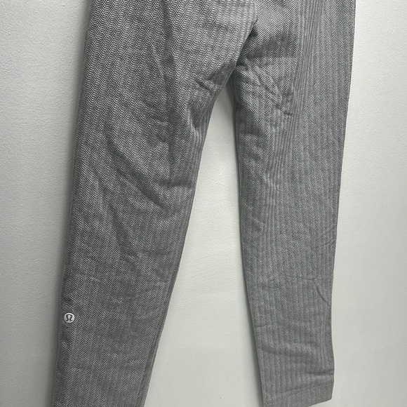 Lululemon On The Fly Jogger Pants Athletic Chevron Striped Gray White Size 2 - Picture 5 of 7